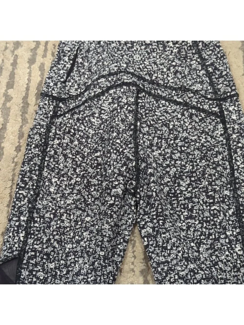 Lululemon Sole Training Crop Daisy Dust Alpine White Black / Black